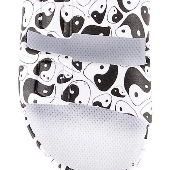 BNWT Freedom Moses Yin Yang Pool Slides - Picture 3 of 4